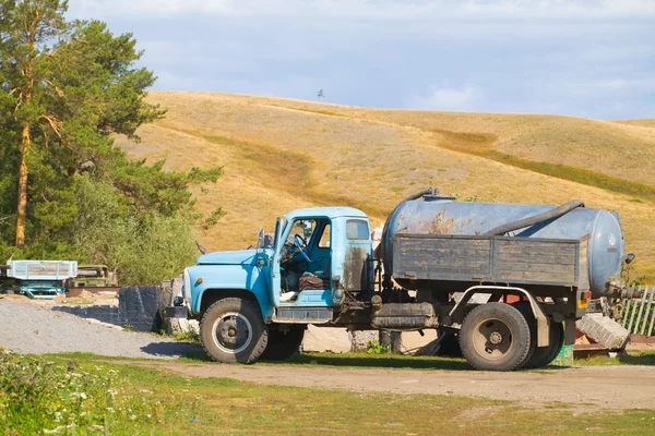Um caminhão-tanque de água de combustível — Fotografia de Stock