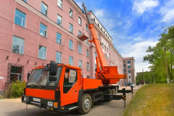 Heavy mobile crane truck with bilding — Stock Photo, Image