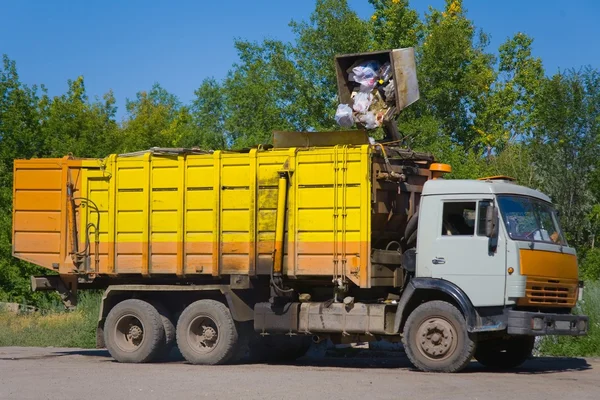 Caminhão de lixo amarelo — Fotografia de Stock