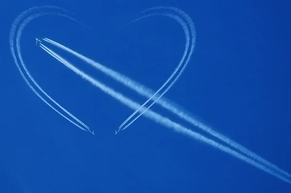 在天空和 jet 的心 — 图库照片