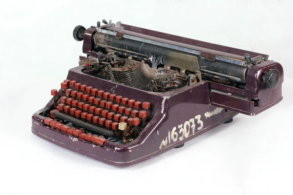 古い旧式な機械式ヴィンテージ キリル タイプライター — ストック写真