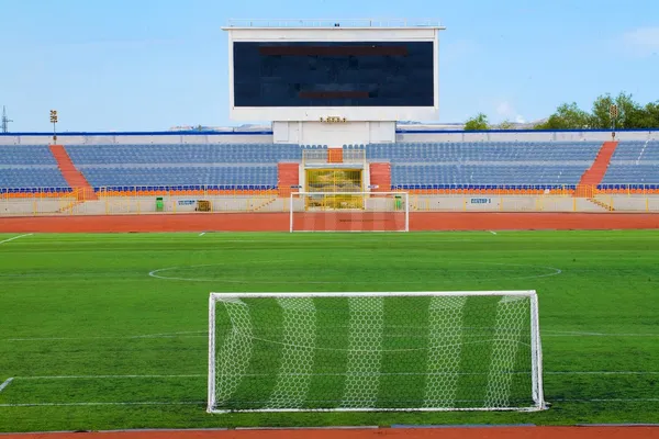 Stadionfeld mit Tor und Tablo — Stockfoto