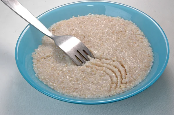 Porridge di semole in piatto — Foto Stock