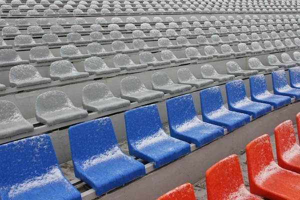 Sièges colorés dans un stade — Photo
