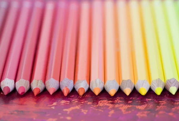 Много разноцветных карандашей — стоковое фото