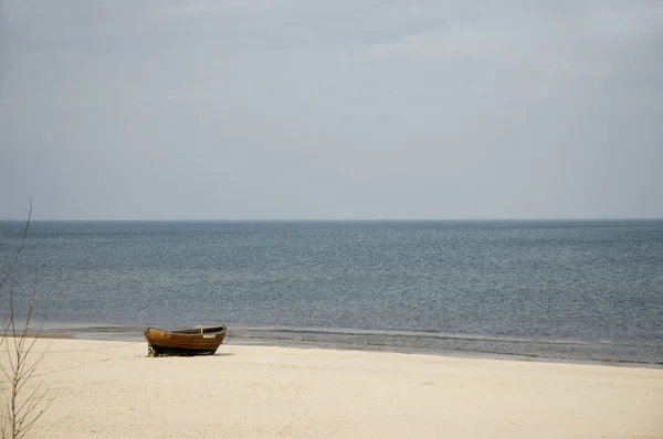 Drewniana łódź na plaży — Zdjęcie stockowe
