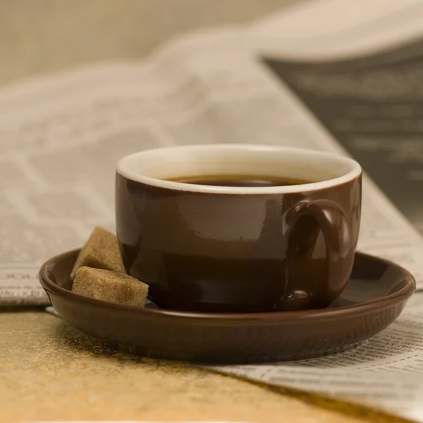 Koffiemok en krant — Stockfoto