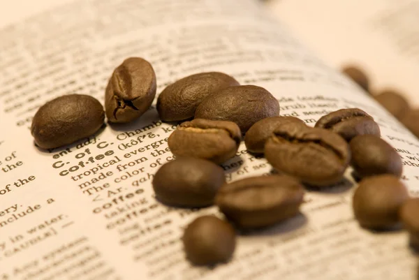 Kaffeebohnen auf Buch — Stockfoto