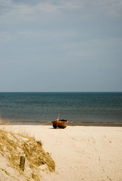 Barca in legno sulla spiaggia — Foto Stock