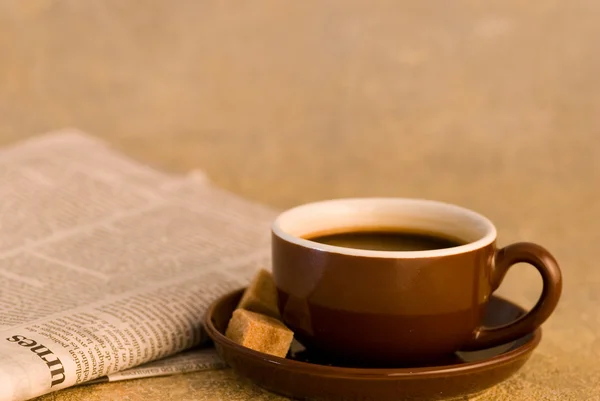 Caneca de café e jornal — Fotografia de Stock