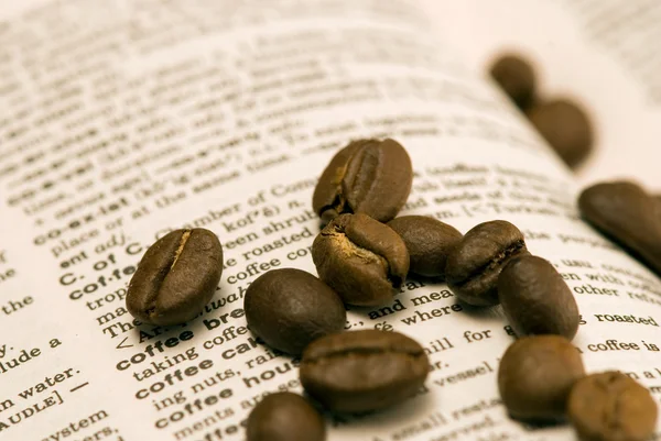 Granos de café en libro — Foto de Stock