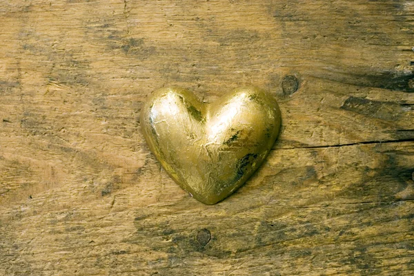 Złote serce na drewno — Zdjęcie stockowe