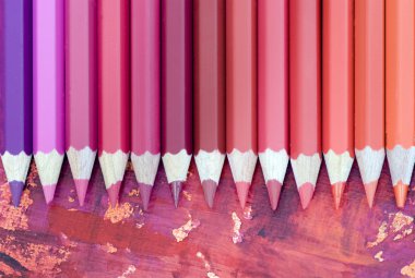 birçok renkli kalemler