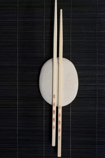 Stilleben asiatisk stil蘭および白い小石 — Stockfoto