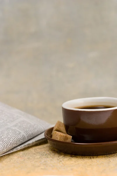 Kaffeebecher und Zeitung — Stockfoto