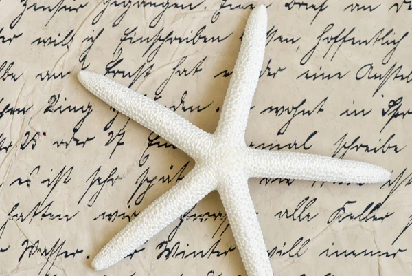 Étoile de mer sur vieille lettre — Photo