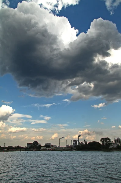 Хмари над індустріальною зоною — стокове фото