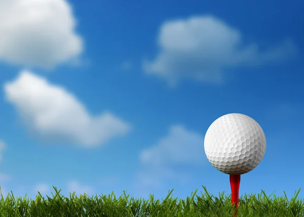 Golfball auf grünem Rasen — Stockfoto