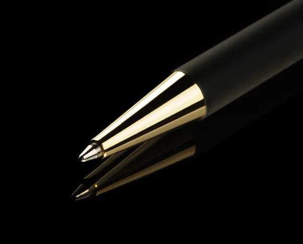 Чорна ручка на чорному тлі — стокове фото