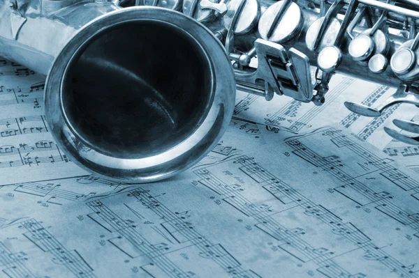Saxofón viejo y notas — Foto de Stock