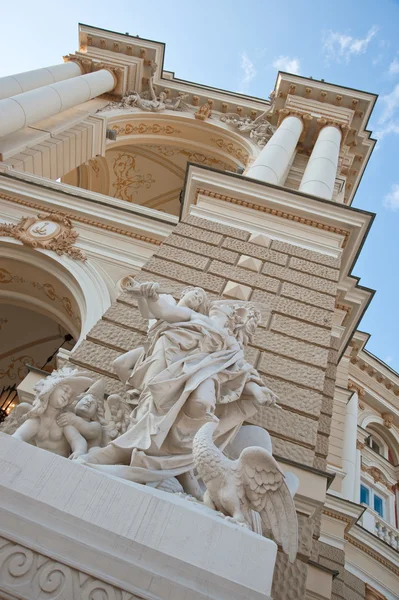 Здание оперы — стоковое фото