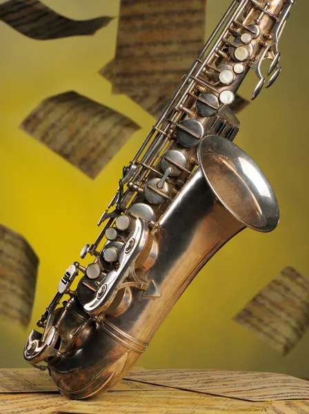 Velho saxofone e notas musicais voadoras o — Fotografia de Stock