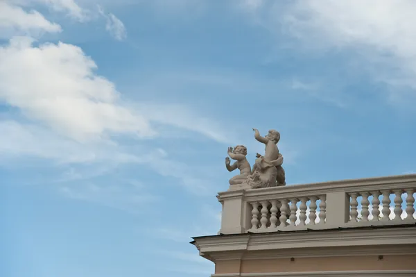 Статуя здания оперы — стоковое фото