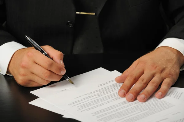 Biznesmen podpisania umowy — Zdjęcie stockowe