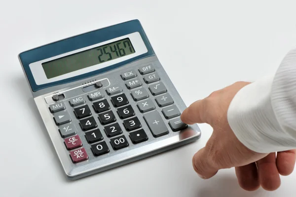 Калькулятор и рука человека — стоковое фото