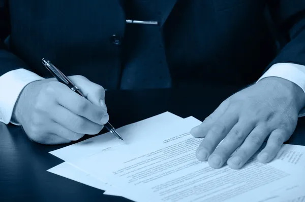 Affärsman underteckna kontraktet — Stockfoto