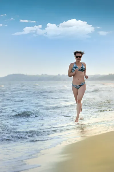 समुद्र तट पर चल रही लड़की — स्टॉक फ़ोटो, इमेज