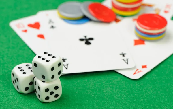 Kostky a hrací karty — Stock fotografie