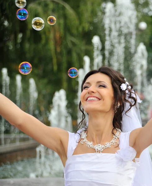 新娘和肥皂泡沫 — 图库照片