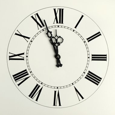 figürlü okları ile eski saat