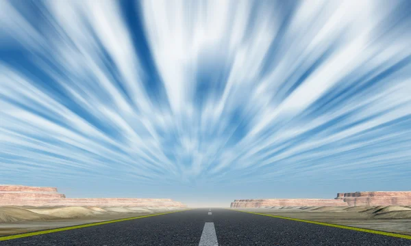 Camino de asfalto con nubes de movimiento — Foto de Stock