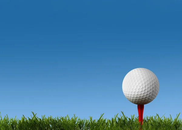 Мяч для гольфа на зеленой лужайке — стоковое фото