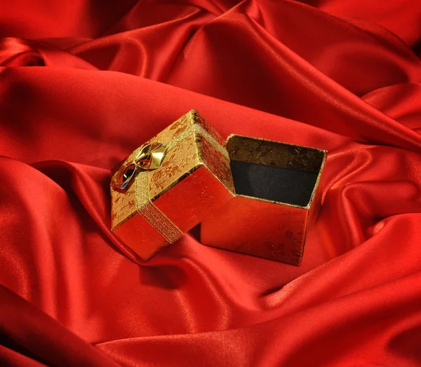 Золотые пустые коробки — стоковое фото