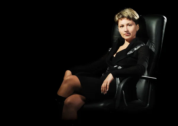 Portret van de zakenvrouw in een lederen armc — Stockfoto