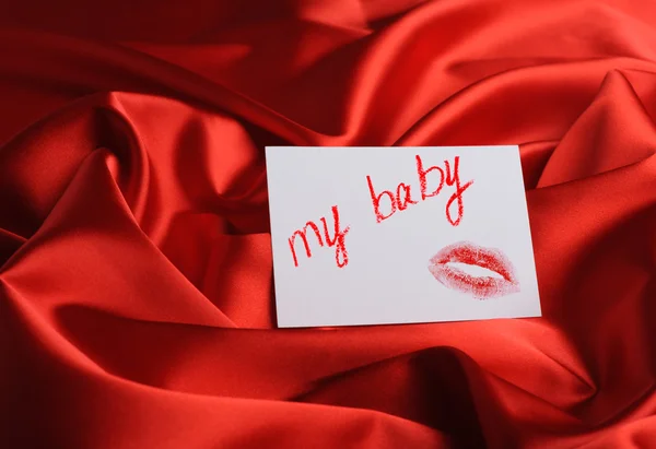 Nota sobre seda vermelha. Com uma inscrição "Meu bebê — Fotografia de Stock
