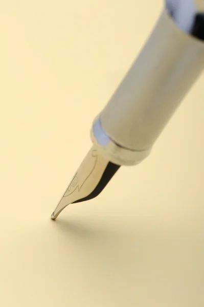 Closeup stříbrné plnicí pero — Stock fotografie