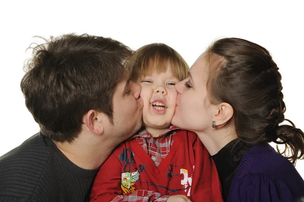 Мама и папа целуют сына . — стоковое фото