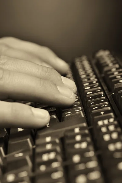 Mãos acima do teclado — Fotografia de Stock