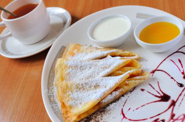 çay ve pudra şekeri ile pancakes