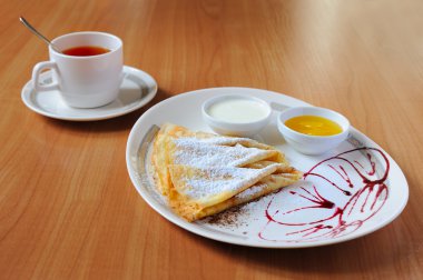 çay ve pudra şekeri ile pancakes