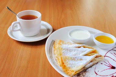 çay ve pudra şekeri ile pancakes