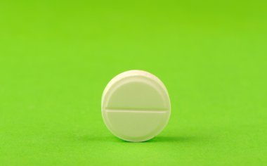 yeşil bir arka plan üzerinde beyaz tablet.