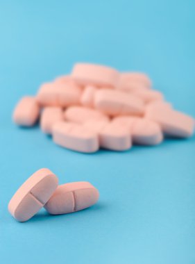 mavi arka plan üzerinde kırmızı tabletleri ayarla