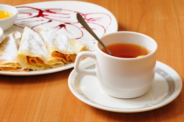 çay ve pudra şekeri ile pancakes