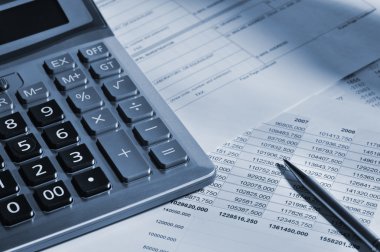 The calculator and the financial report