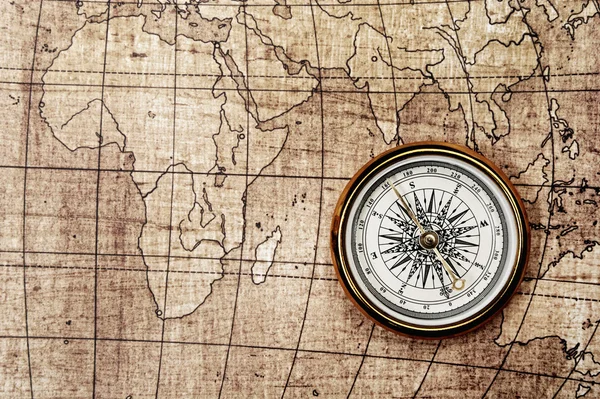 Kompass auf alter Karte. — Stockfoto